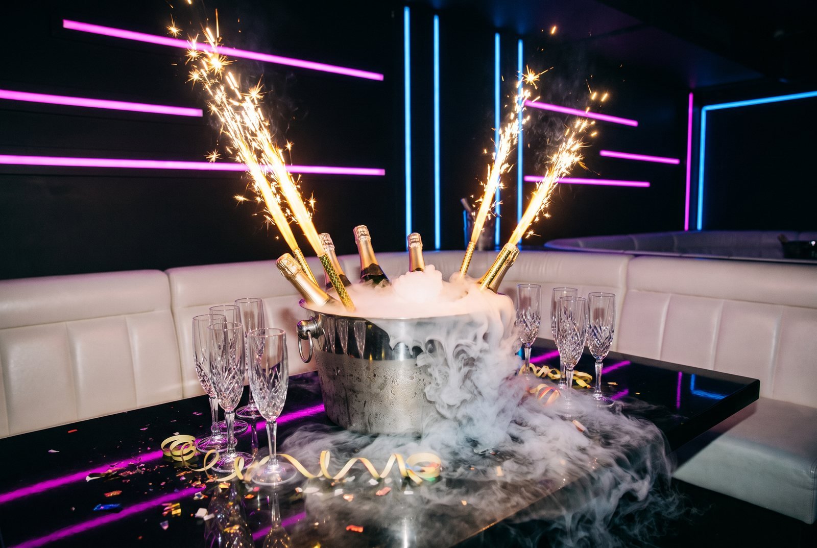 Tavolo VIP con bottiglie e sparkler