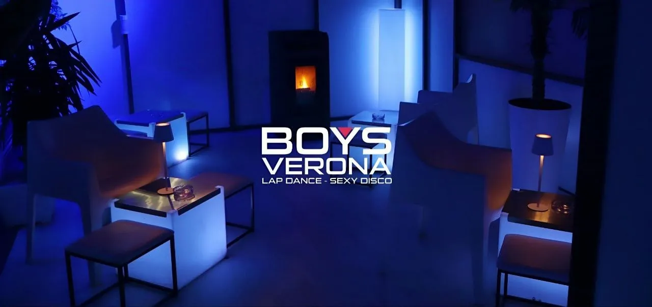 Lounge esterno con poltrone bianche e luce blu