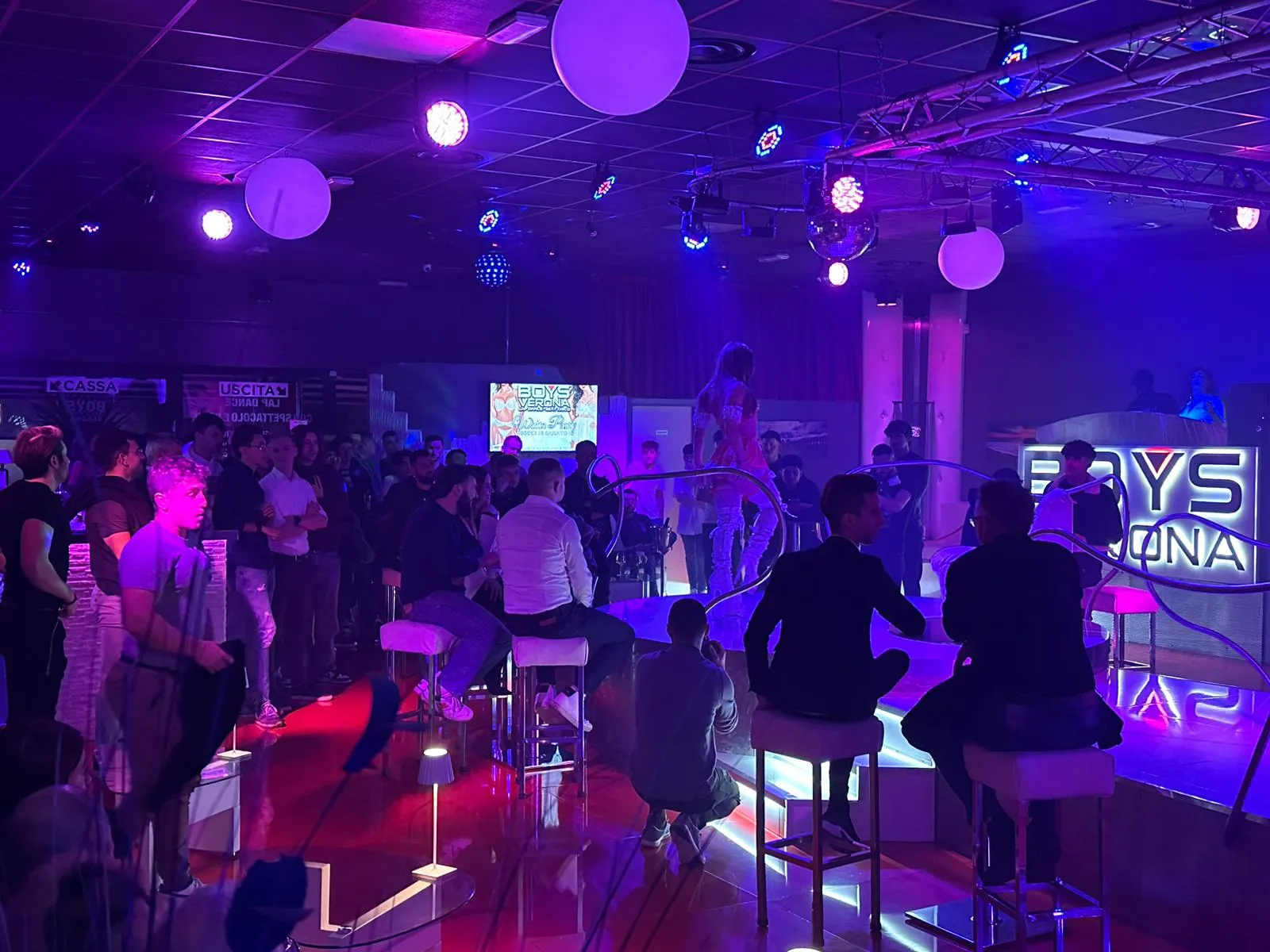 Lounge esterno in luce blu