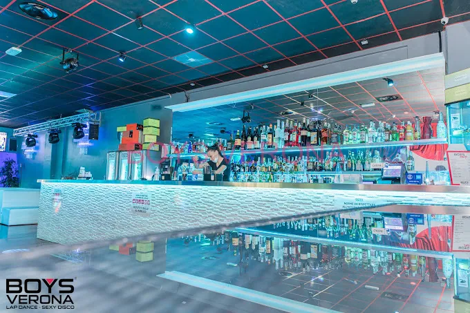Il bancone bar retroilluminato del Boys Verona