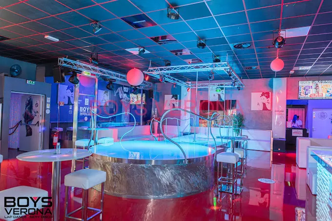 Il palco centrale del Boys Verona con pole e rail chrome