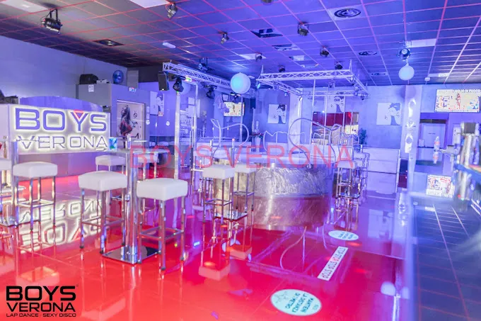Sala con insegna luminosa