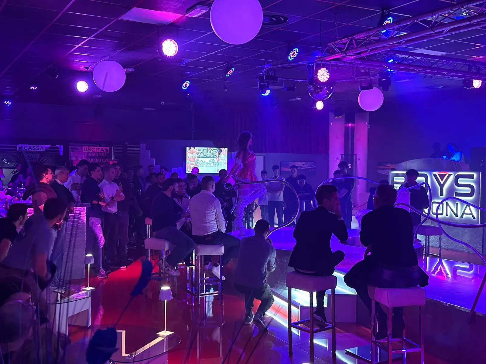 Pubblico attorno al palco centrale
